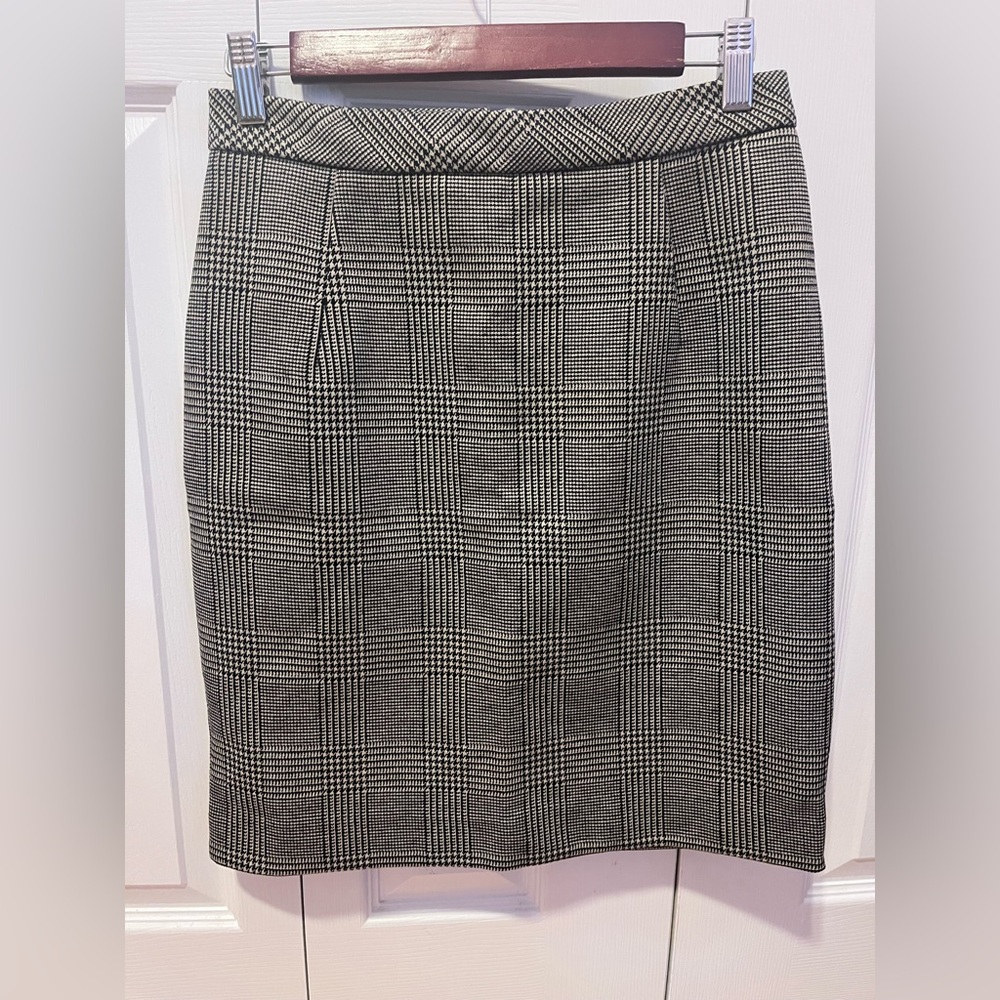 Black and cream plaid skirt, nwot
